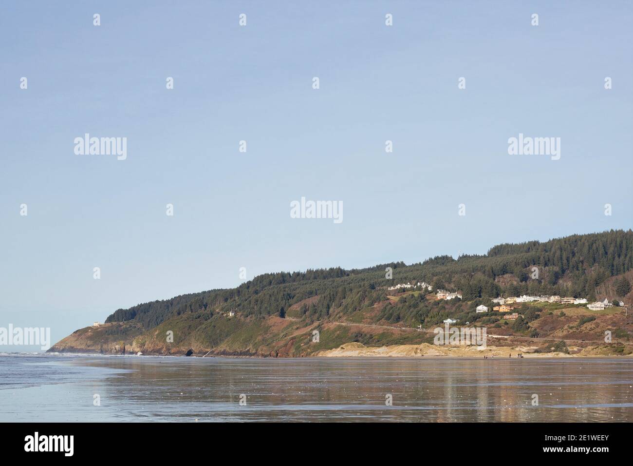 Un gruppo di case su una collina vicino all'oceano vicino a Firenze, Oregon. Foto Stock