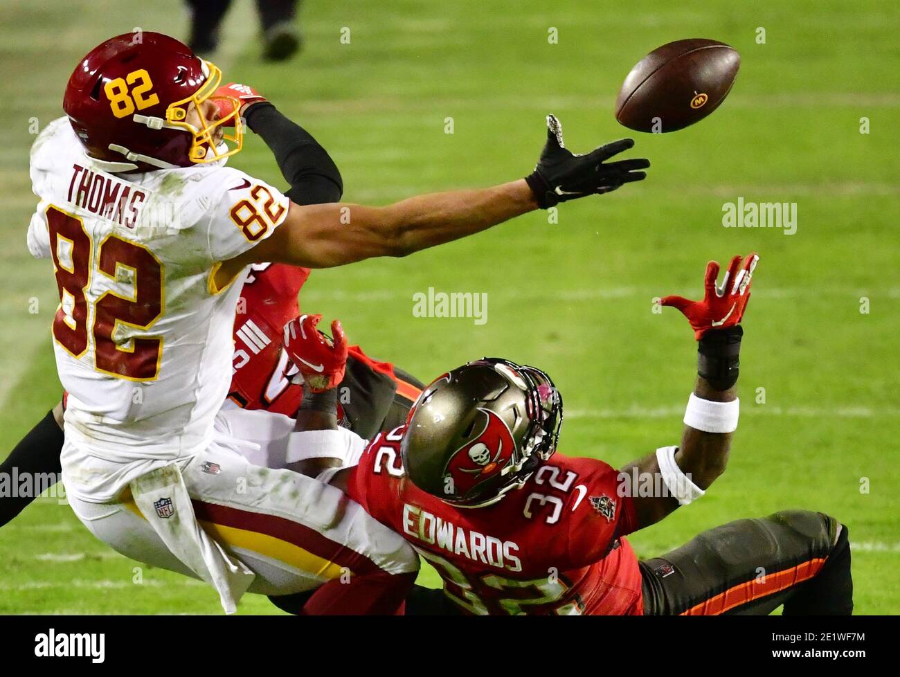 Landover, Stati Uniti. 10 gennaio 2021. La squadra di calcio di Washington Tight End Logan Thomas (82) non è in grado di fare un tentativo di cattura al primo posto sotto la pressione dei difensori di Tampa Bay Buccaneers Mike Edwards (32) e Carlton Davis (L) in ritardo nel possesso finale durante la seconda metà di una partita di gioco di carte selvatiche al FedEx Field in Landover, Maryland sabato 9 gennaio 2021. Tampa Bay sconfisse la Washington Football Team 31-23. Foto di David Tulis/UPI Credit: UPI/Alamy Live News Foto Stock