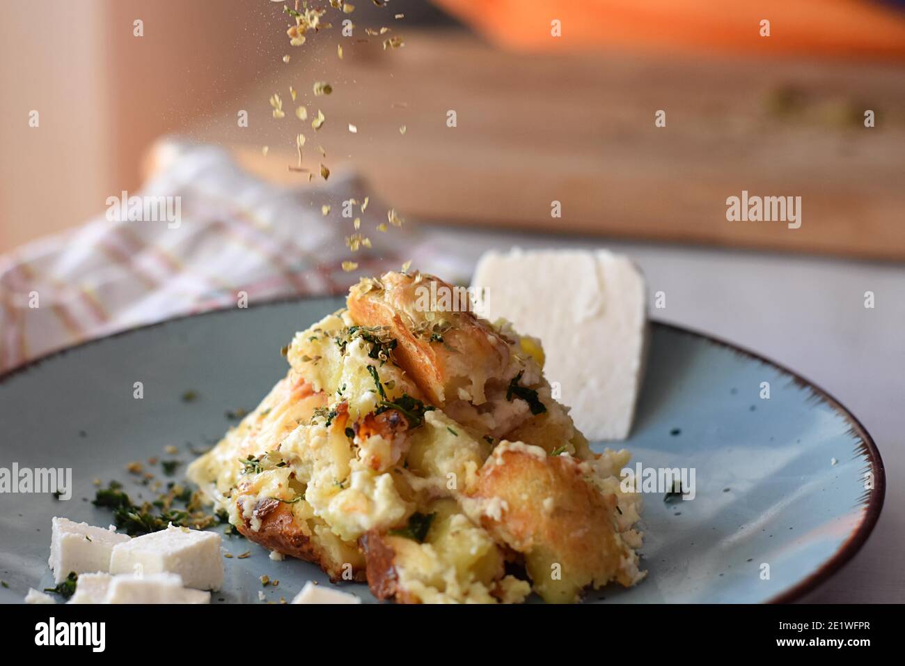 Gnocchi di patate, italiano gnocchetti di patate con salsa al formaggio, prosciutto e basilico su una piastra Foto Stock