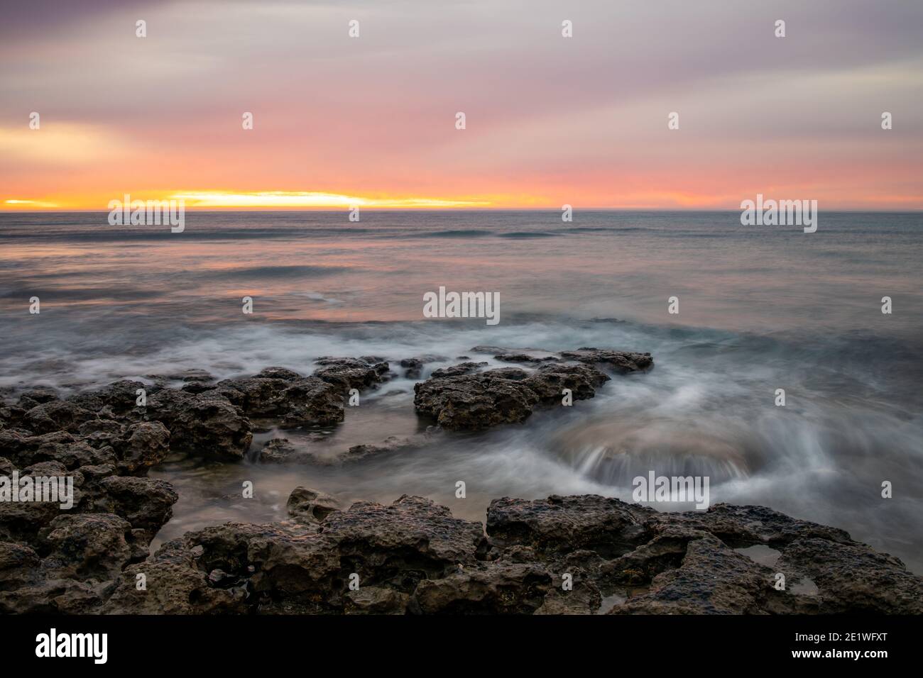 Un tramonto vibrante la spiaggia di Willunga porto in Sud Australia Il 1 gennaio 2021 Foto Stock