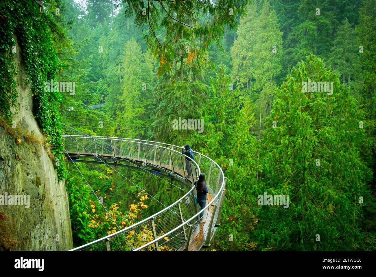 L'attrazione Cliffwalk al Ponte Sospeso di Capilano Park in North Vancouver, British Columbia, Canada Foto Stock