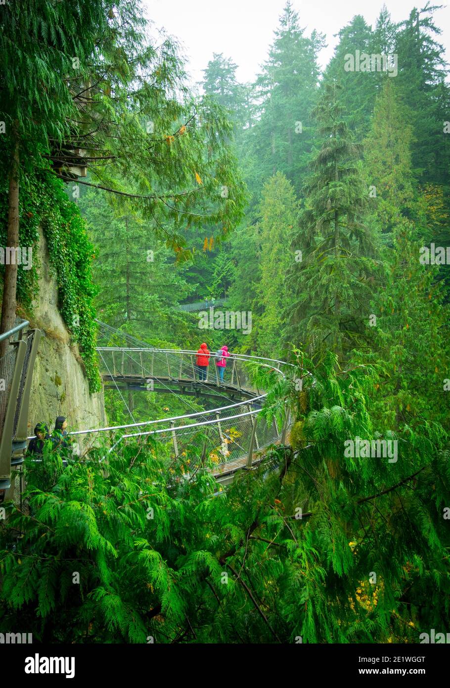 L'attrazione Cliffwalk al Ponte Sospeso di Capilano Park in North Vancouver, British Columbia, Canada Foto Stock