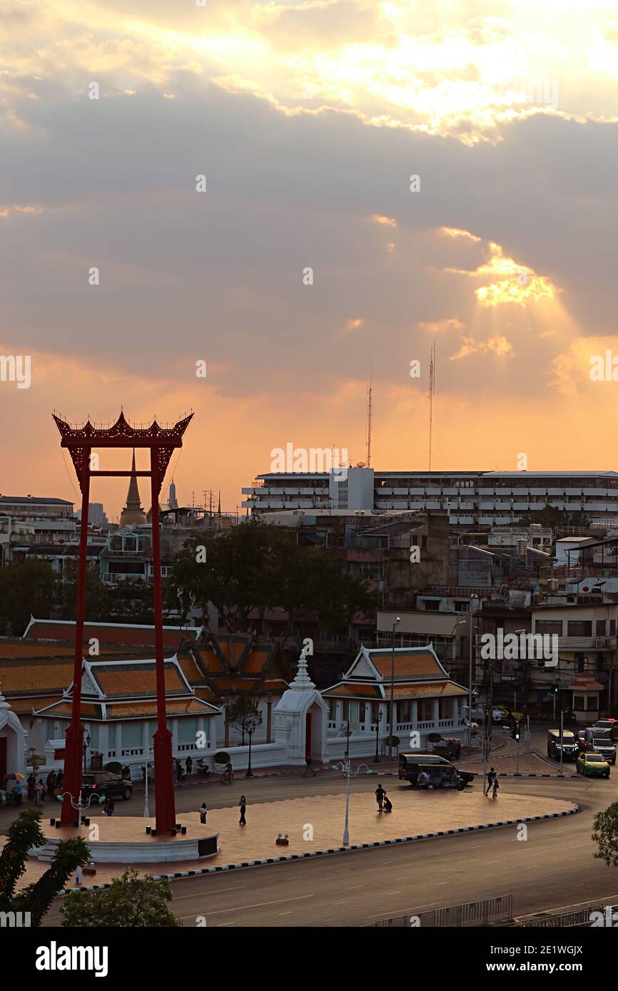 Vista aerea del gigante Swing o Sao Ching Cha al Sunsetwith Wat Suthat Thepwararam Tempio in background, Bangkok, Thailandia Foto Stock