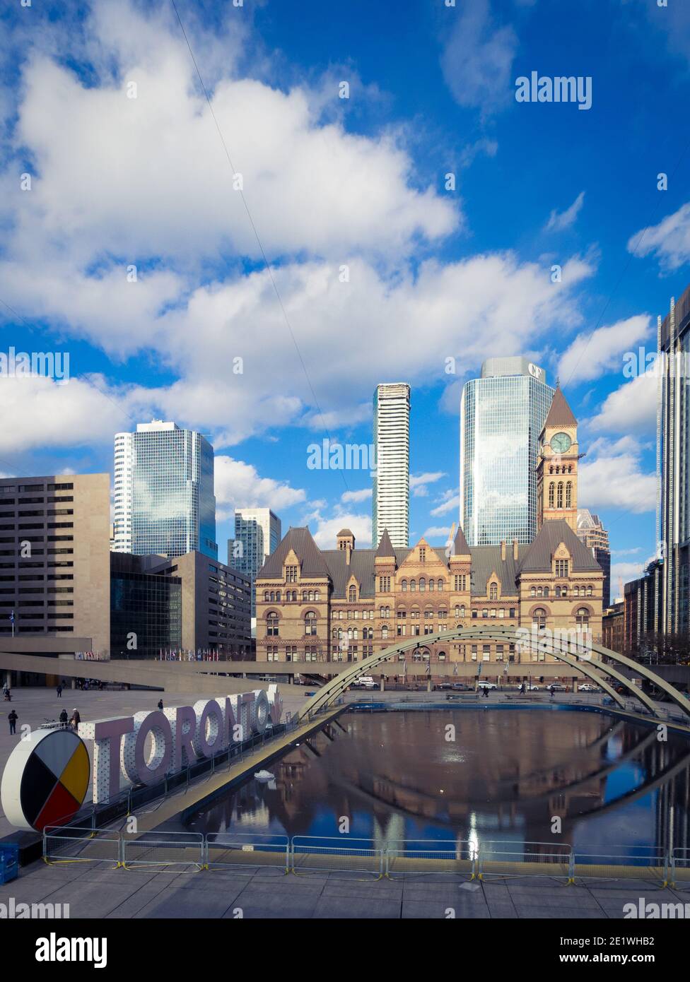 Una vista del Vecchio Municipio, segno 3D DI TORONTO e Piazza Nathan Phillips nel centro di Toronto, Ontario, Canada. Foto Stock