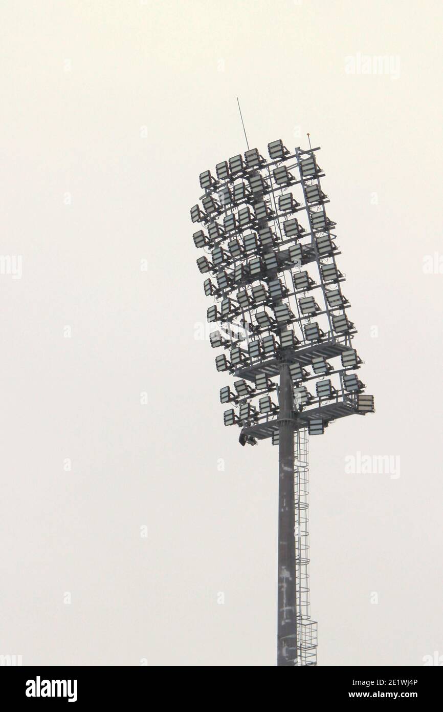 Proiettore da stadio con palo in metallo, palo illuminante, torre con  proiettori nello stadio sportivo contro il cielo bianco Foto stock - Alamy