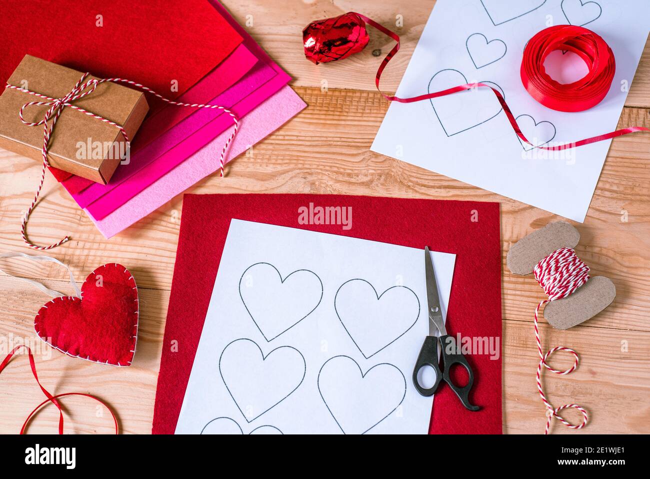 San Valentino di artigianato, cuori e decorazioni mady di feltro Foto Stock