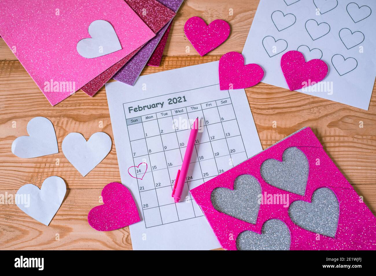 Calendario con il segno del cuore rosa il 14 febbraio con fai da te modelli di cuori Foto Stock