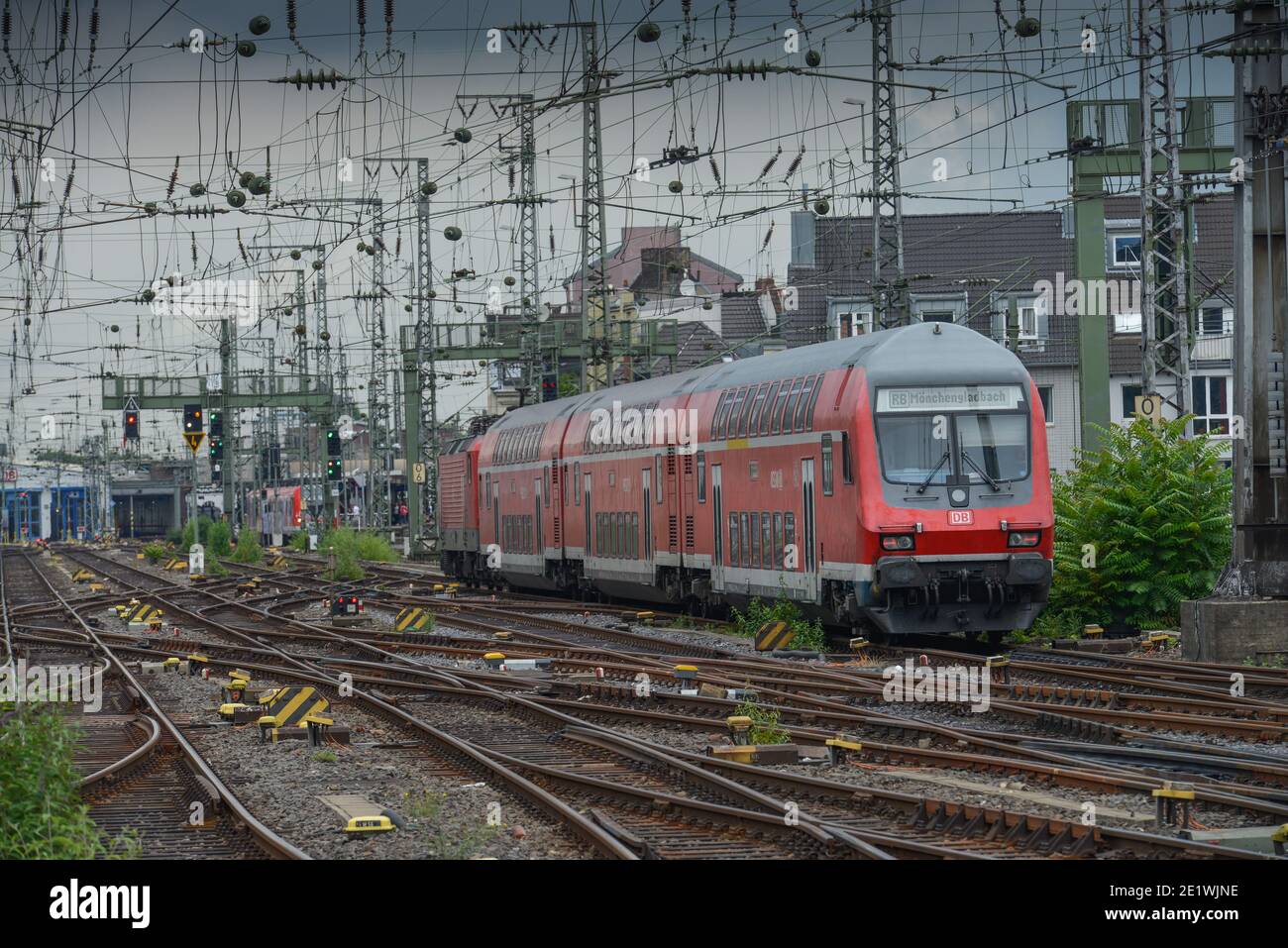 Regionalbahn, Einfahrt zum Hauptbahnhof, Koeln, Nordrhein-Westfalen, Deutschland Foto Stock