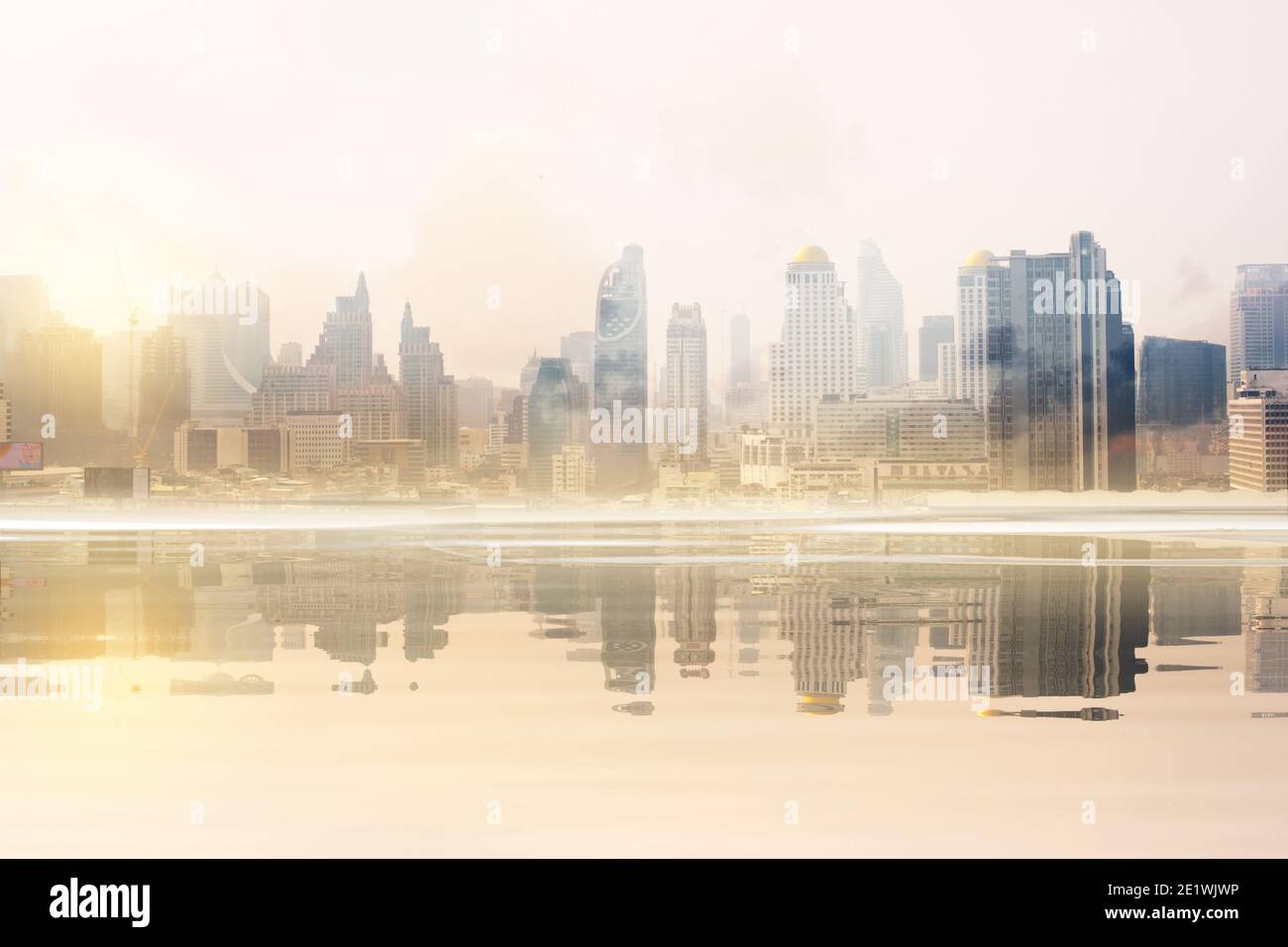 Bellissimo paesaggio astratto città sfondo e la luce del sole riflessione edificio sull'acqua. Foto Stock