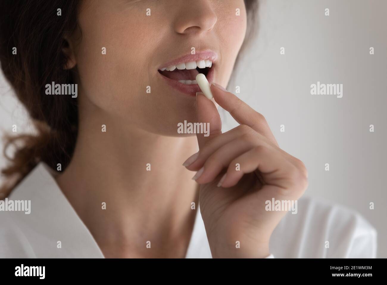 Primo piano di donna prendere vitamine per la pelle sana Foto Stock