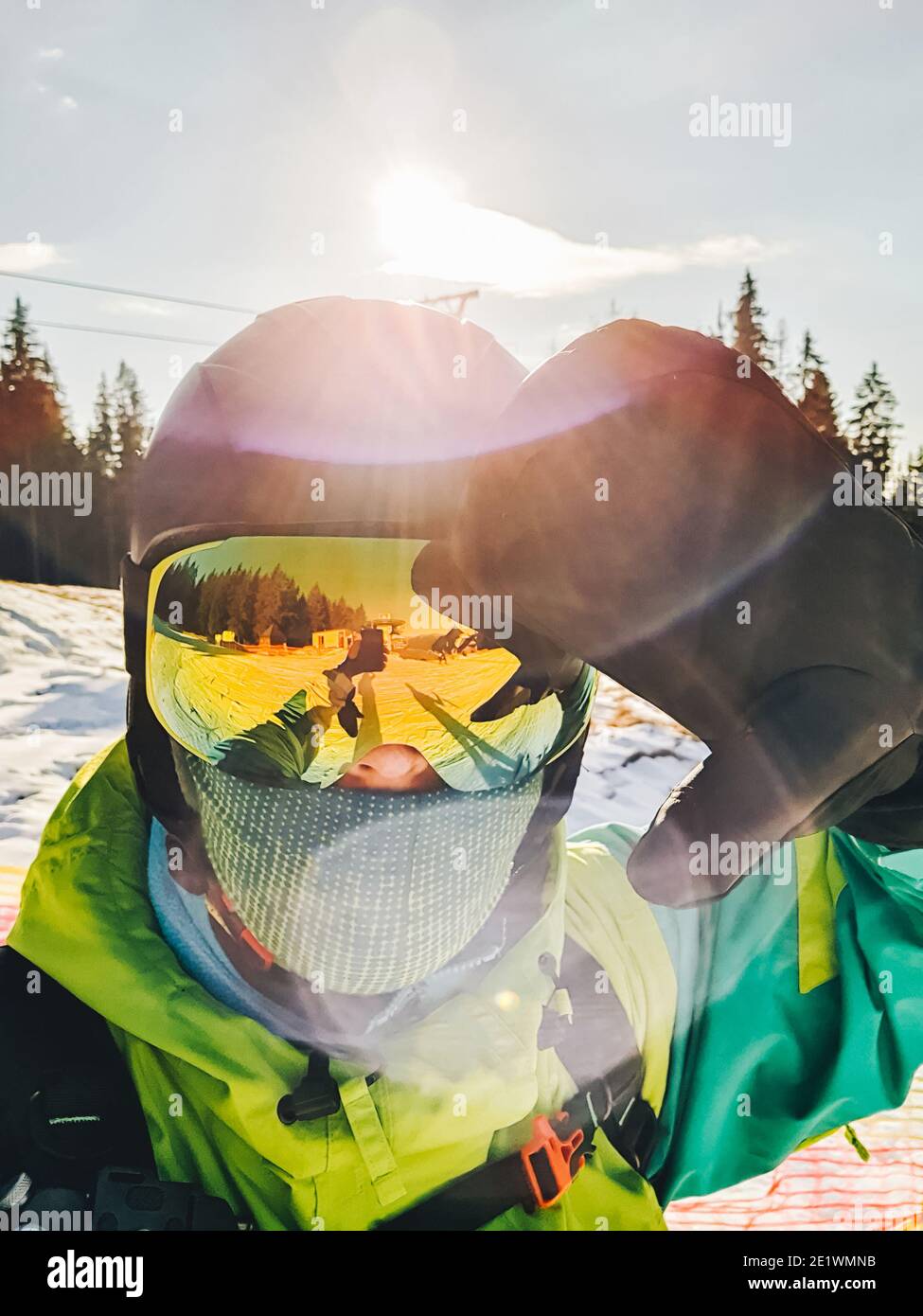 uomo che prende selfie in casco da sci occhiali e maschera snowboard Foto  stock - Alamy