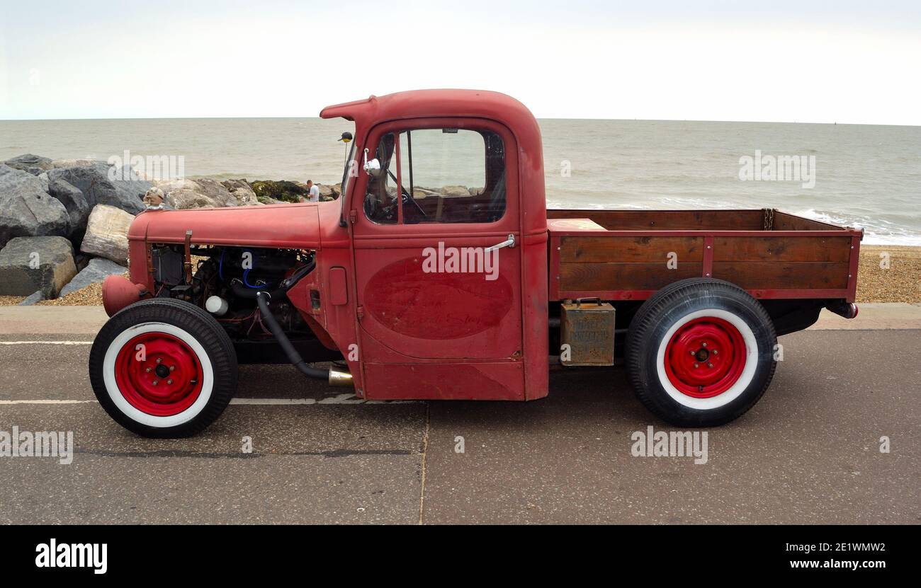 Classico camion pick-up Hot Rod sul lungomare con mare in background Foto Stock