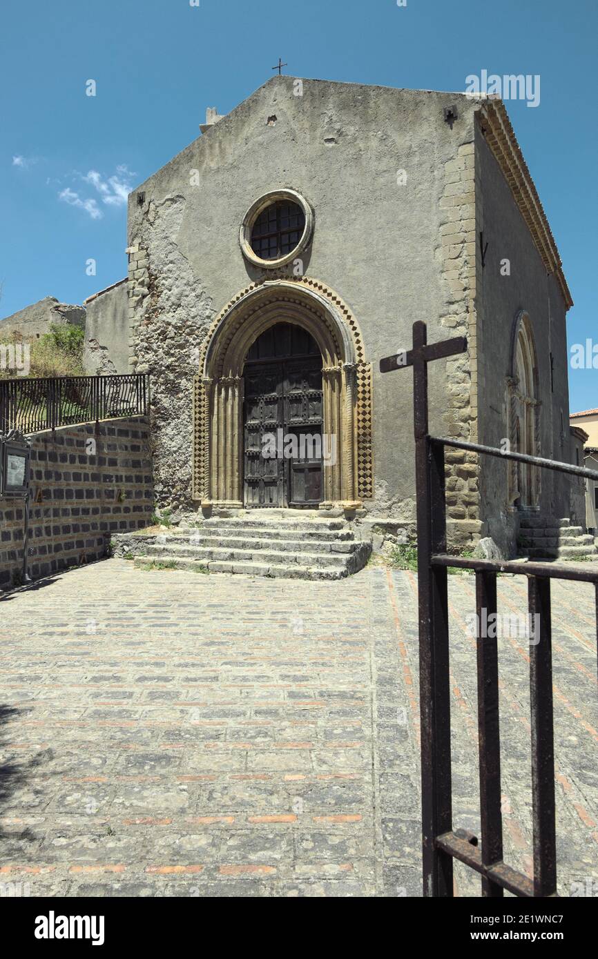 Savoca Città Vecchia vista della Chiesa medievale di Sicilia storia e testimonianze architettoniche, in primo piano una croce di ferro Foto Stock