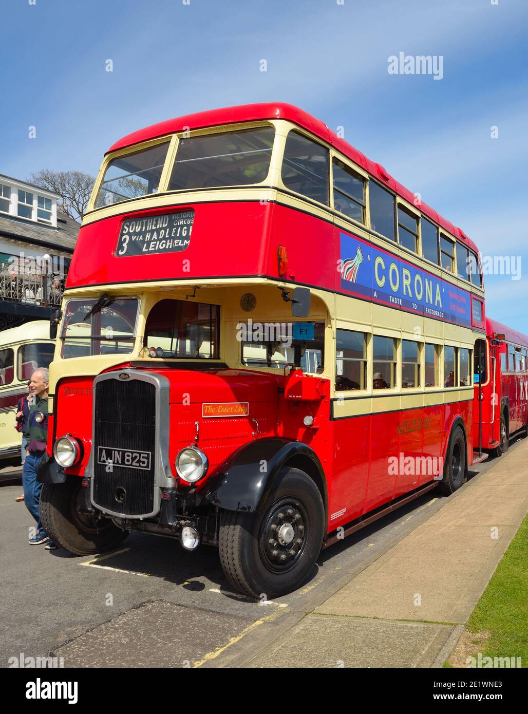Autobus a due piani Bristol K5G Vintage Red and Cream con pubblicità Corona. Foto Stock