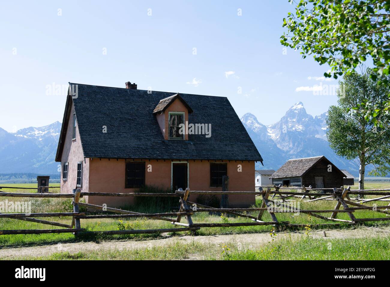 Cabina dei pionieri storici con il Parco Nazionale del Grand Teton Foto Stock