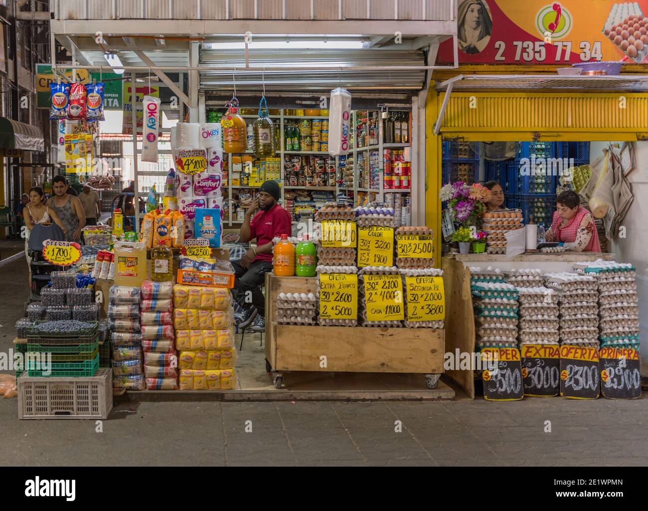 I venditori vendono diversi tipi di prodotti nel mercato centrale di la Vega a Santiago, Cile Foto Stock