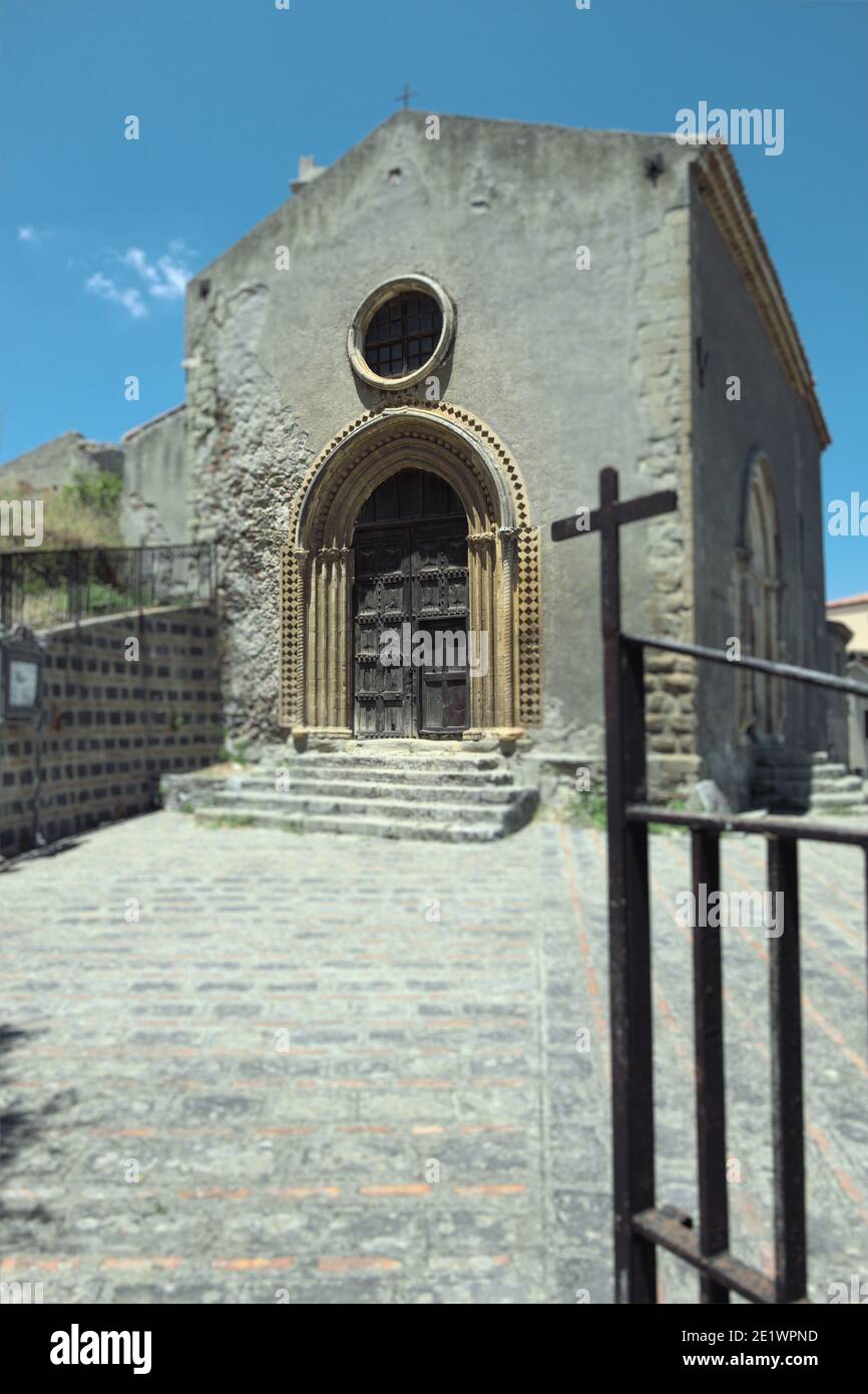 Savoca Città Vecchia vista della Chiesa medievale di Sicilia storia e testimonianze architettoniche, fuoco selettivo sulla porta d'ingresso Foto Stock