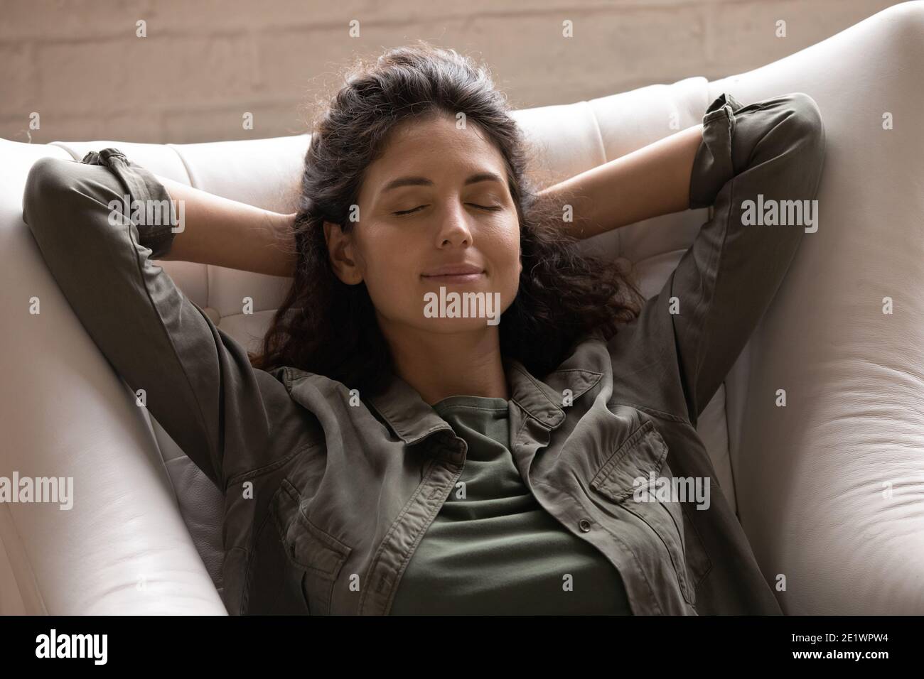 Calma donna relax in sedia a casa dormire Foto Stock
