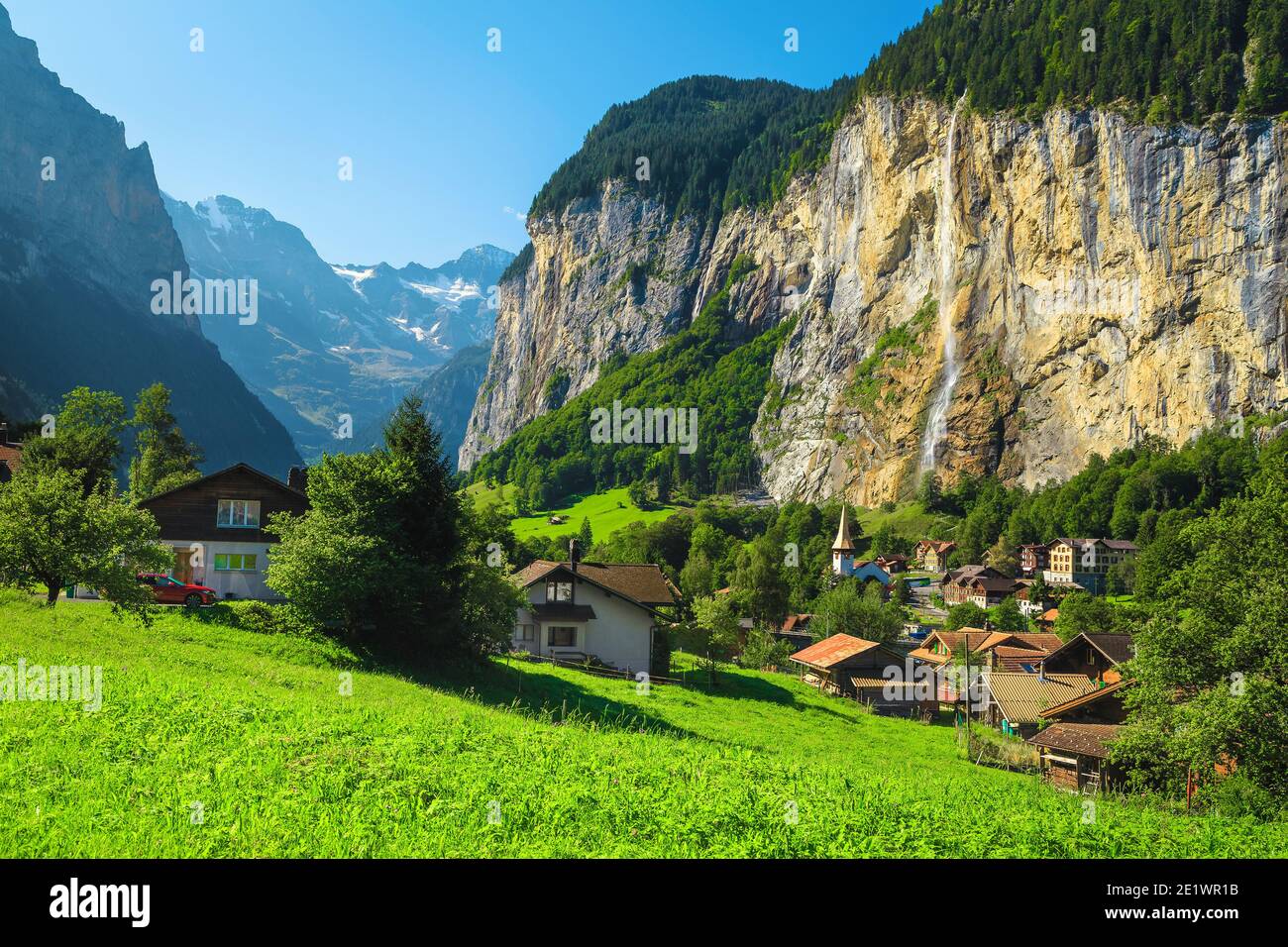 Splendidi luoghi alpini estivi con valle profonda e cascate. Valle di Lauterbrunnen e famosa località, Oberland Bernese, Svizzera, Europa Foto Stock