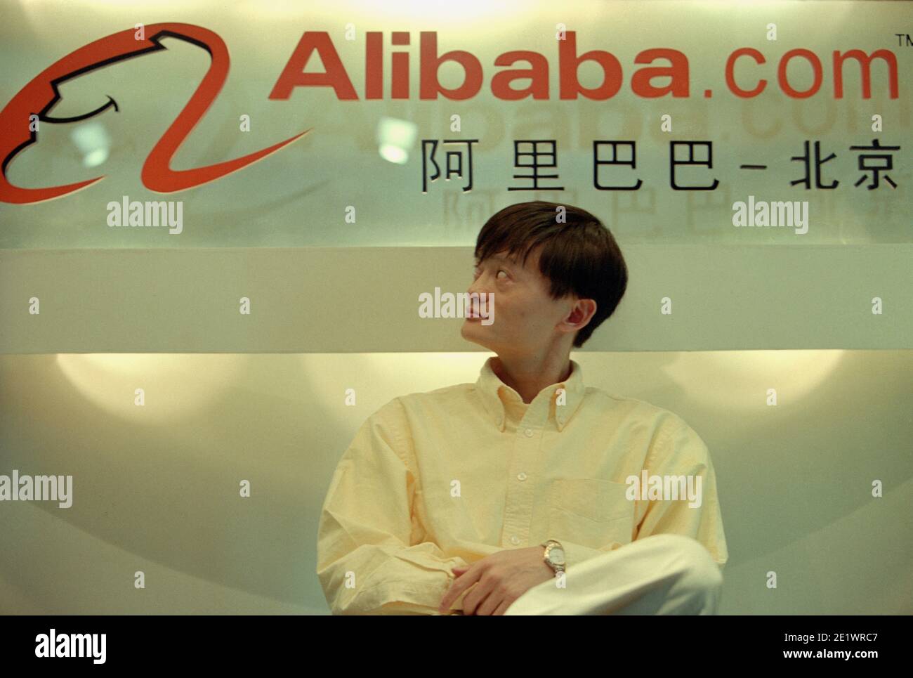 Jack ma, il co-fondatore del Gruppo Alibaba, si pone di fronte al logo Alibaba quando Alibaba apre un ufficio a Pechino, in Cina, nel 2000. Foto Stock