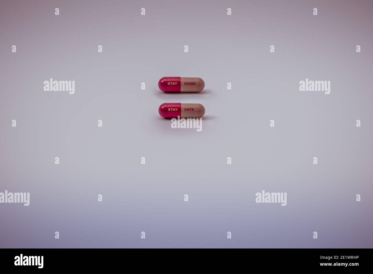 Colourful Covid 19 (Corona Virus / Sars- COV-2) pillole la lettura 'Stay home, Stay safe' isolato su sfondo bianco con copia spazio farmaco per preve Foto Stock