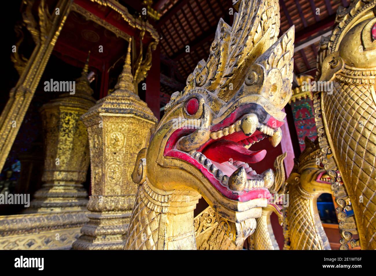 Capo di un serpente di Naga alla carrozza funeraria reale dorata, la casa di carrozza funeraria reale, il tempio Wat Xieng Thong, Luang Prabang, Laos Foto Stock