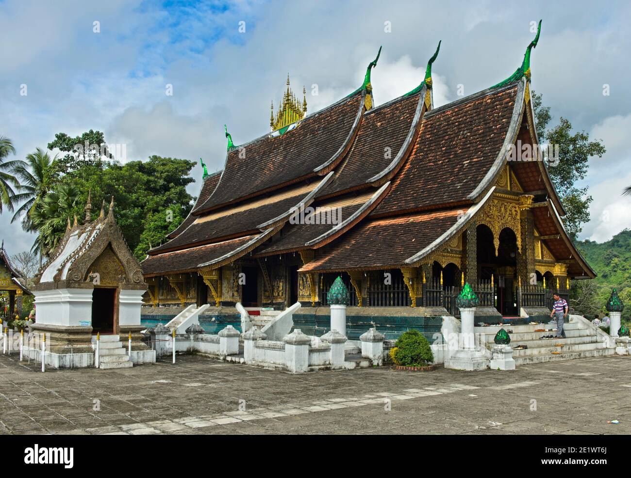 Sala centrale del santuario SIM con un tetto sfalsato, Wat Xieng Thong Tempio, Luang Prabang, Laos Foto Stock