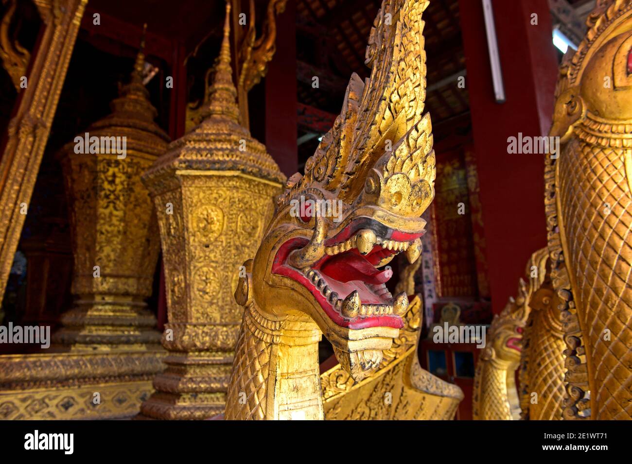 Naga serpent testa della carrozza funeraria reale d'oro, Royal funeraria casa di carrozza, Temple Wat Xieng Thong, Luang Prabang, Laos Foto Stock
