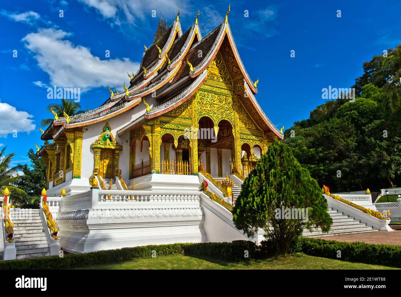Tempio di Haw Pha Bang con tetto sfalsato con finali di Naga sul terreno dell'ex Palazzo reale, Luang Prabang, Laos Foto Stock