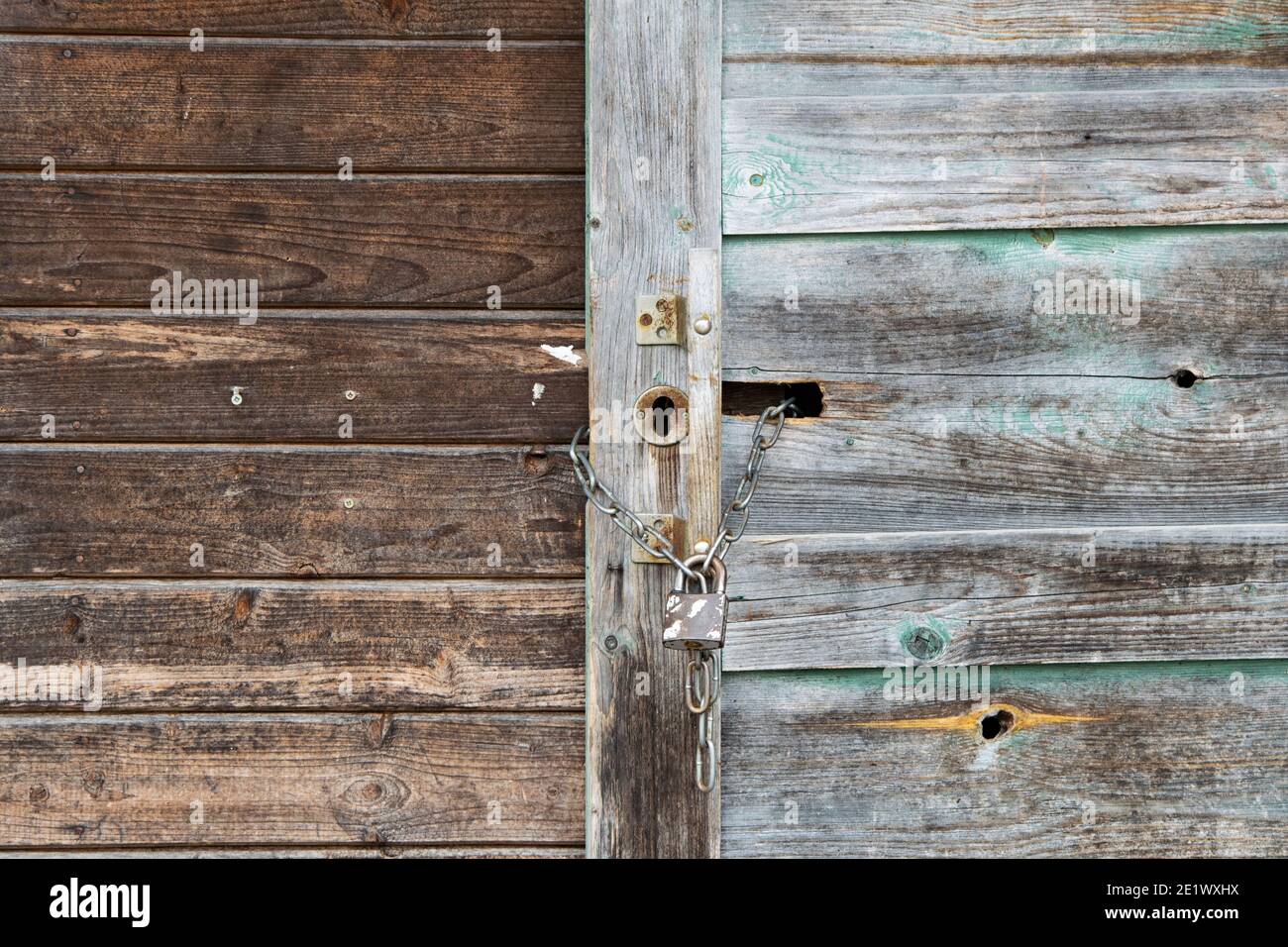 Le porte abbandonate sono bloccate il più possibile. Blocco portiera difettoso. Foto Stock