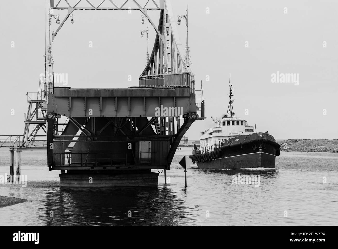 LETTONIA, LIEPAJA - APRILE 30: Liepaja è la terza città più grande del paese situata sul Mar Baltico. Vista per la nave e una parte del ponte di oscillazione su 30 Foto Stock