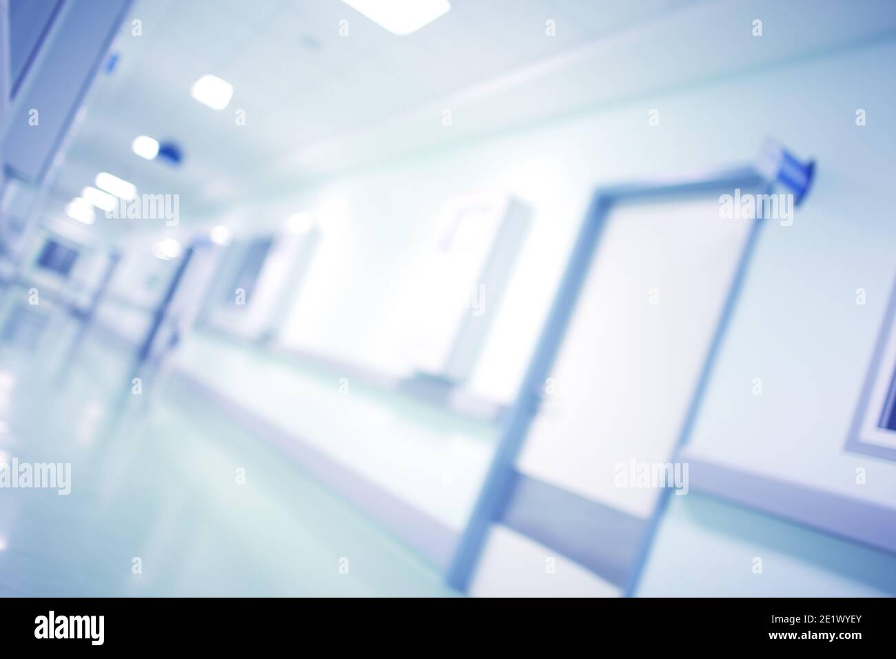 Lungo corridoio dell'edificio, sfondo non focalizzato. Foto Stock