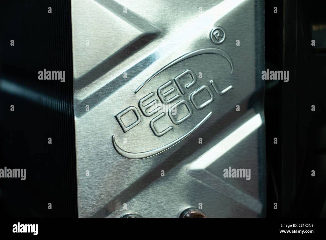 Mosca, Russia - 5 dicembre 2020: Logo Deep Cool su primo piano della ventola della CPU, editoriale illustrativo. Foto Stock