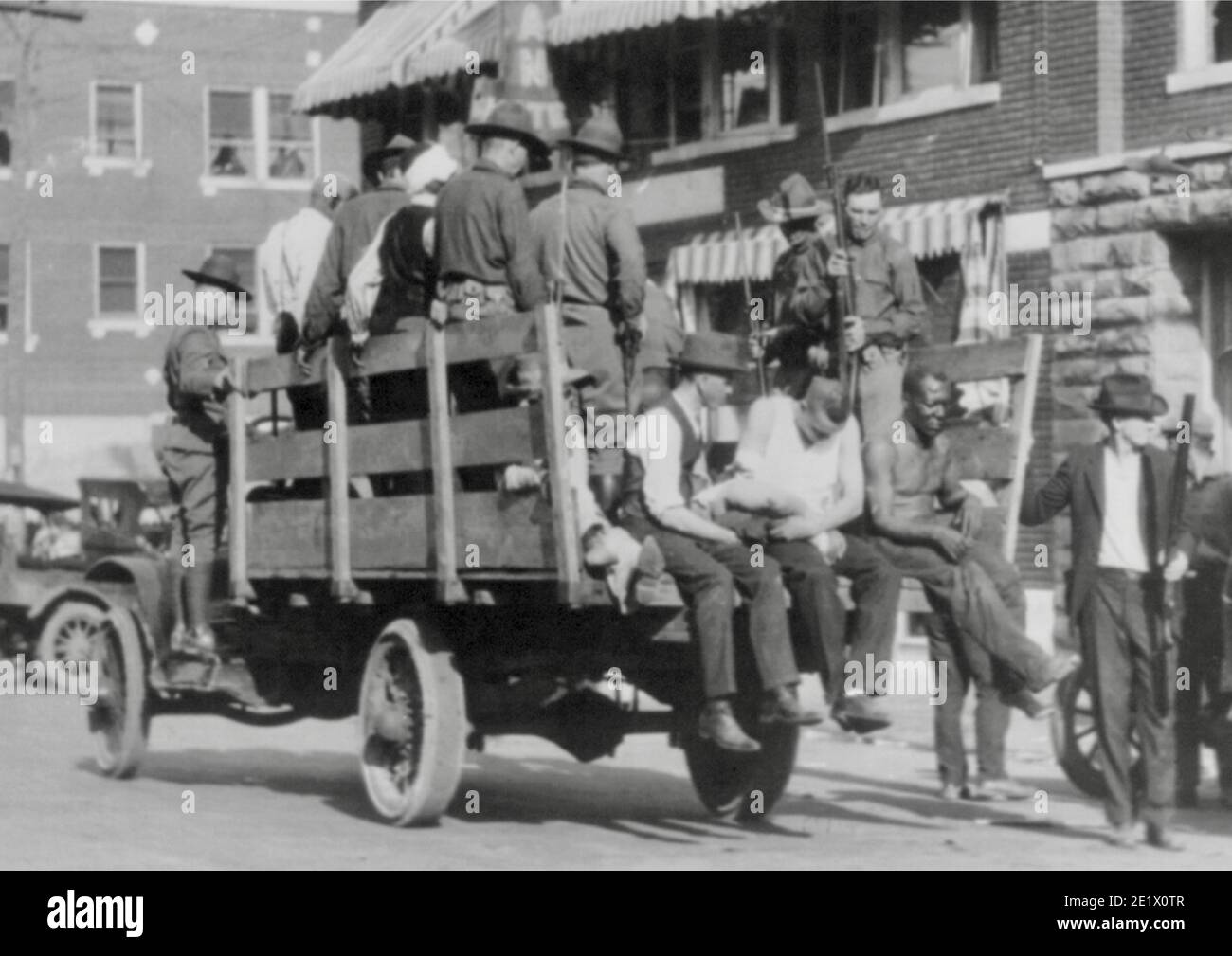 Camion sulla strada vicino all'Hotel Litan che trasporta la Guardia Nazionale e gli Americani africani durante le rivolte di corsa, Tulsa, Oklahoma, Stati Uniti, Alvin C. Krupnick Giugno 1921 Foto Stock