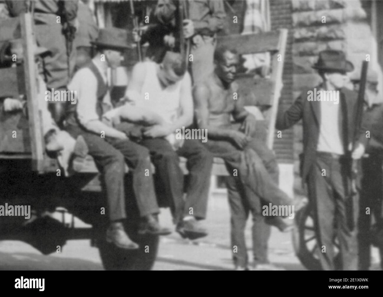 Fotografia d'epoca della Guardia Nazionale e feriti durante le rivolte di Tulsa del 1921. Foto Stock