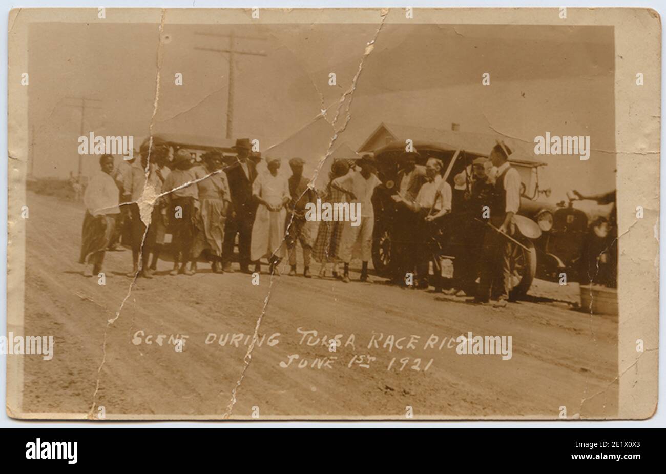 Fotografia d'epoca con la didascalia 'SCENE DURANTE LA GARA DI TULSA RIOT 1 GIUGNO 1921' - molte persone sono state rese senza casa dopo una notte di saccheggio. Foto Stock