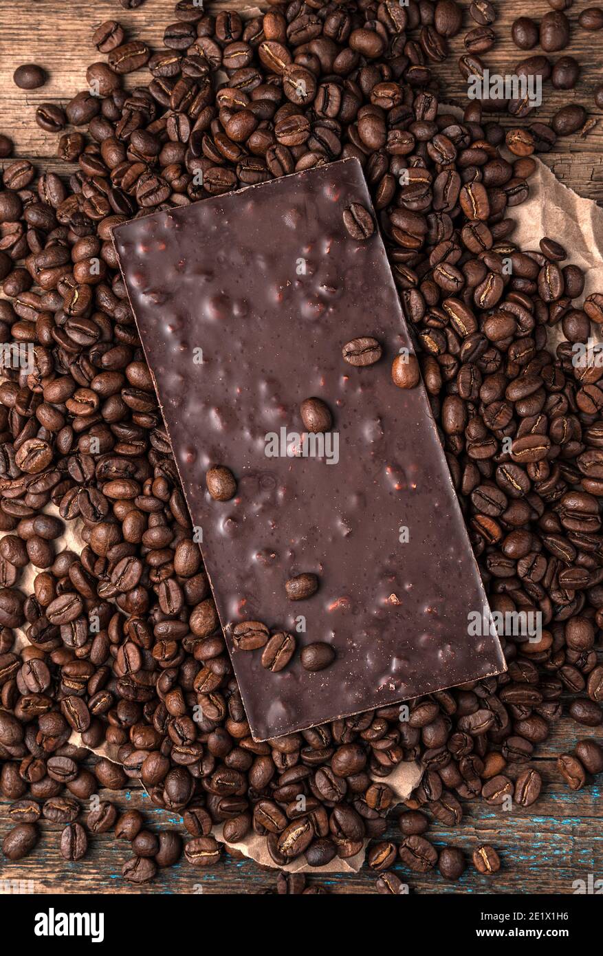 Sfondo con cioccolato e chicchi di caffè. Orientamento verticale della vista dall'alto. Foto Stock