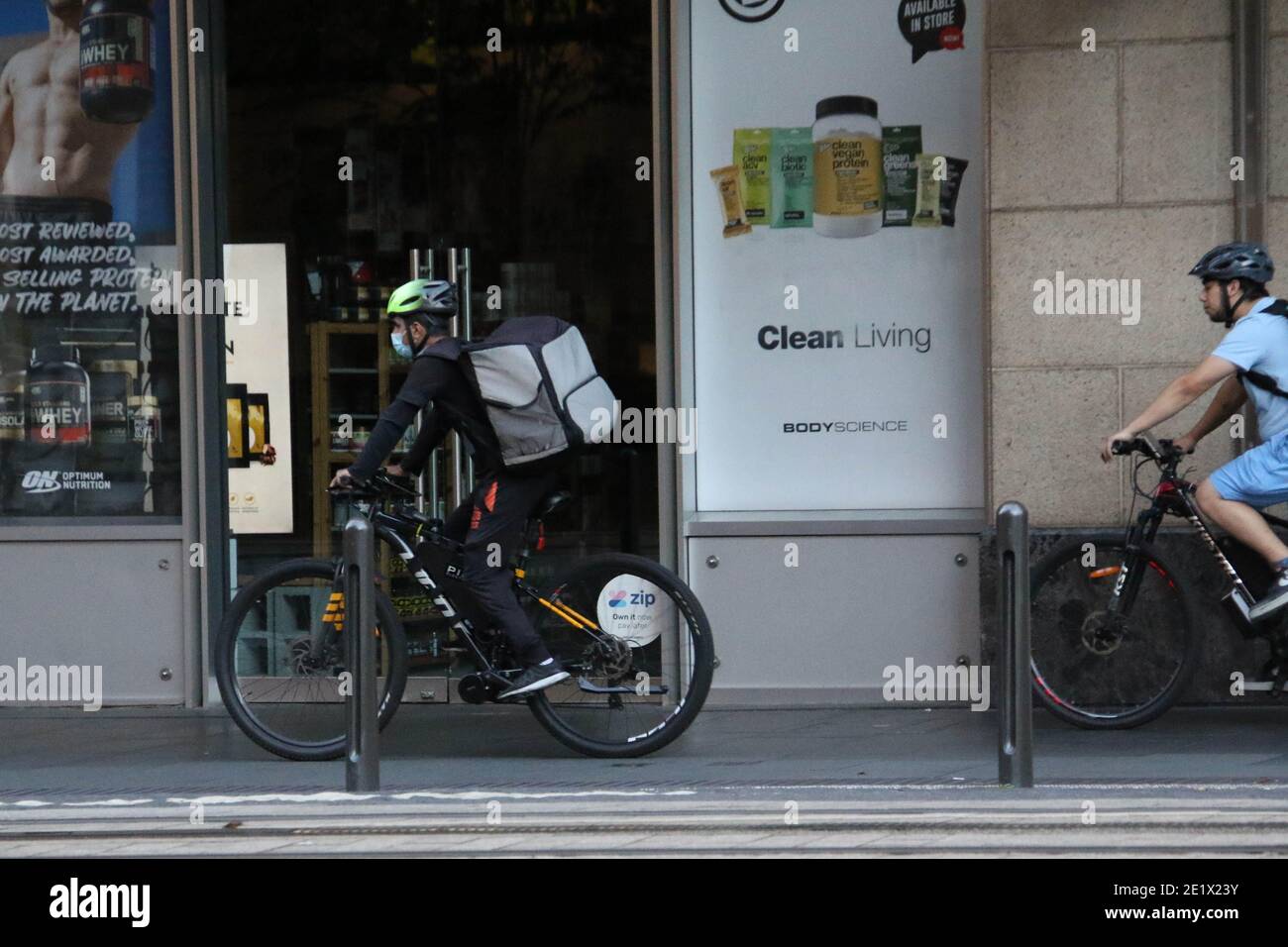 Sydney, Australia. 10 gennaio 2021. I piloti di consegna continuano a pedalare illegalmente sul marciapiede a Sydney, nuovo Galles del Sud. Se catturati dalla polizia nello stato del nuovo Galles del Sud, potrebbero essere soggetti a una multa di oltre 100 dollari. Nella foto: Un Uber mangia un pilota di consegna. Credit: Carota/Alamy Live News Foto Stock