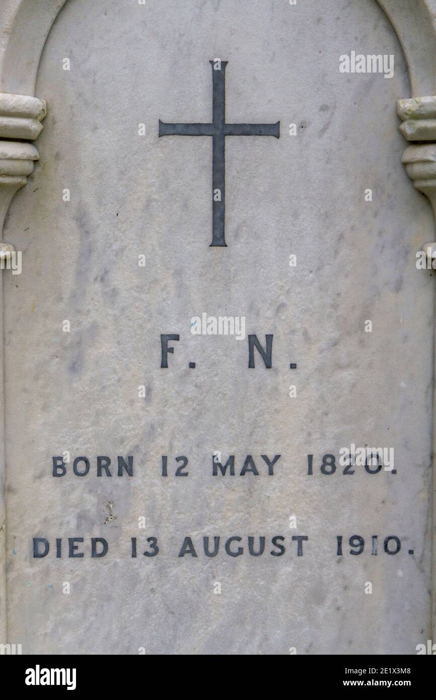 Primo piano 'F.N.' sulla tomba di Firenze Nightingale, St Margaret of Antioch Churchyard, East Wellow, Hampshire, UK. Foto Stock