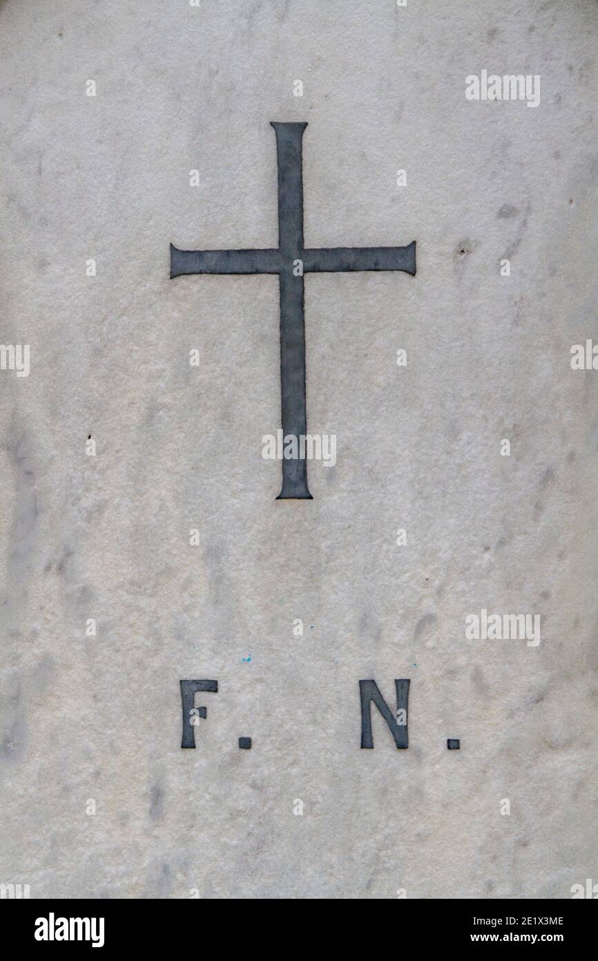 Primo piano 'F.N.' sulla tomba di Firenze Nightingale, St Margaret of Antioch Churchyard, East Wellow, Hampshire, UK. Foto Stock