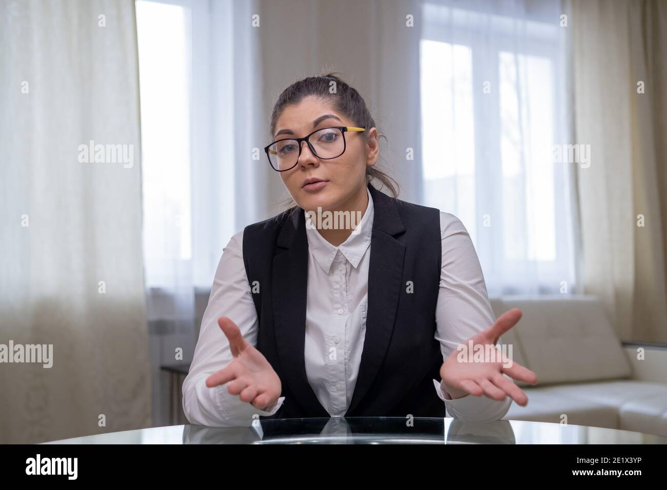 Il docente concentrato ascolta i progetti degli studenti a casa Foto Stock