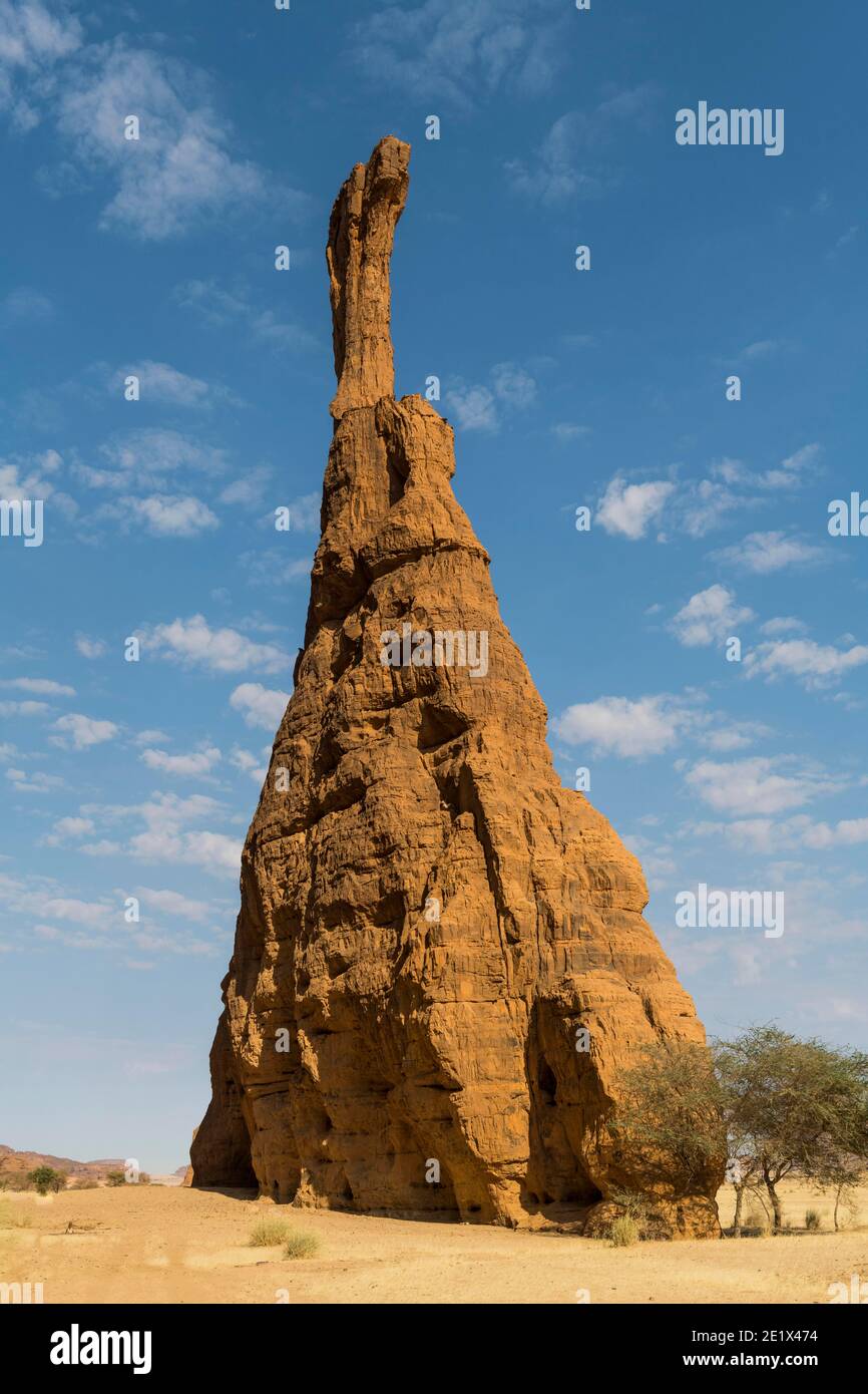 Unica torre rocciosa, altopiano di Ennedi, Ciad Foto Stock