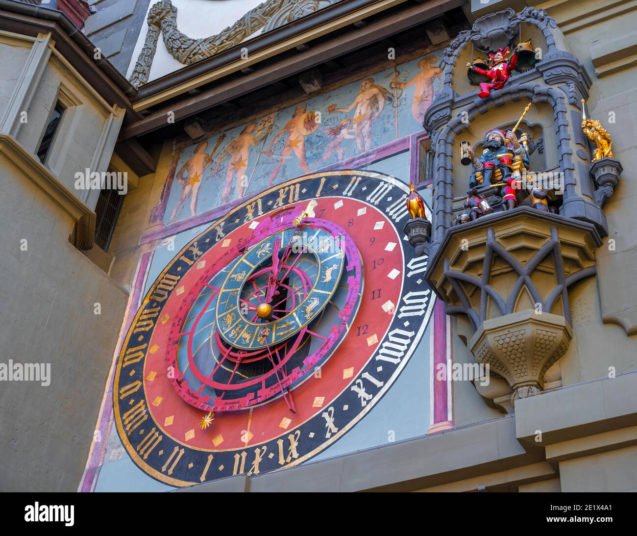 Carillon e orologio astronomico e citgogge, torre campanaria, nel centro storico di Berna, città interna, Berna, Canton Berna, Svizzera Foto Stock