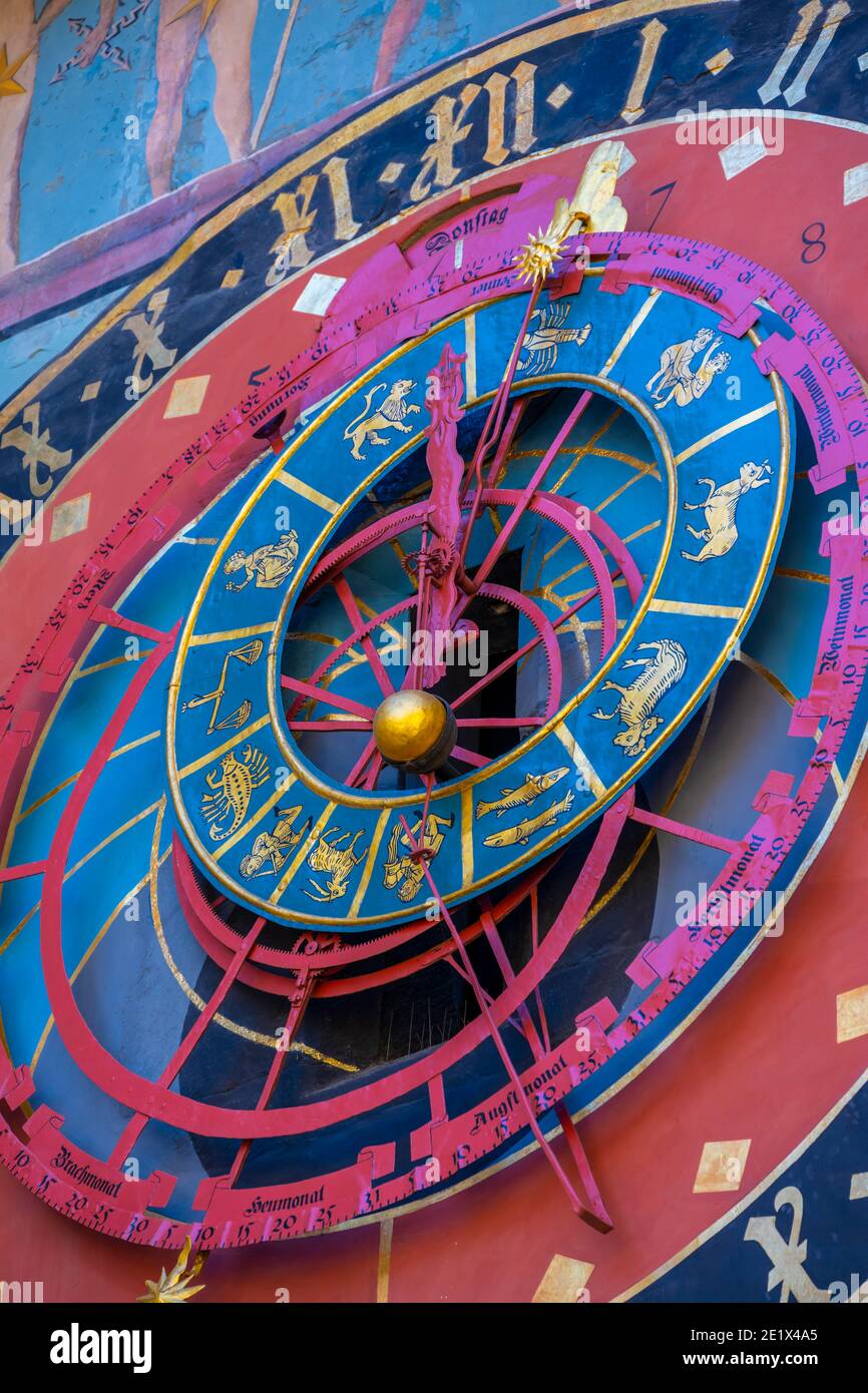 Orologio astronomico e ciclogio, torre campanaria, nel centro storico di Berna, Città interna, Berna, Cantone di Berna, Svizzera Foto Stock