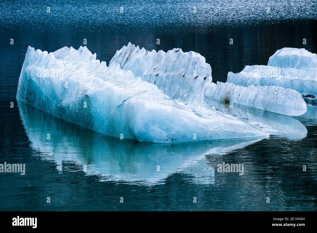 Il ghiaccio del ghiacciaio che sgocciola nel lago glaciale, provincia di Salisburgo, Austria Foto Stock