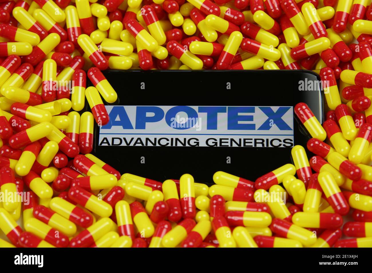 Viersen, Germania - 9 aprile. 2020: Primo piano dello schermo del telefono cellulare con la scritta del logo della società farmaceutica canadese Apotex sul palo giallo rosso dru Foto Stock