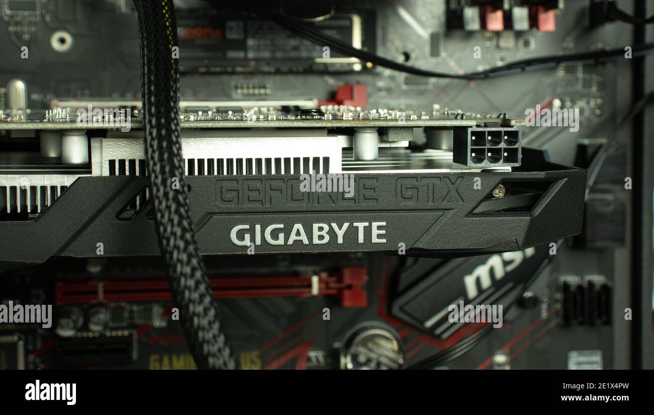Mosca, Russia - 5 dicembre 2020: Scheda grafica GeForce GTX Gigabyte GPU in PCI Express della scheda madre, editoriale illustrativo. Foto Stock