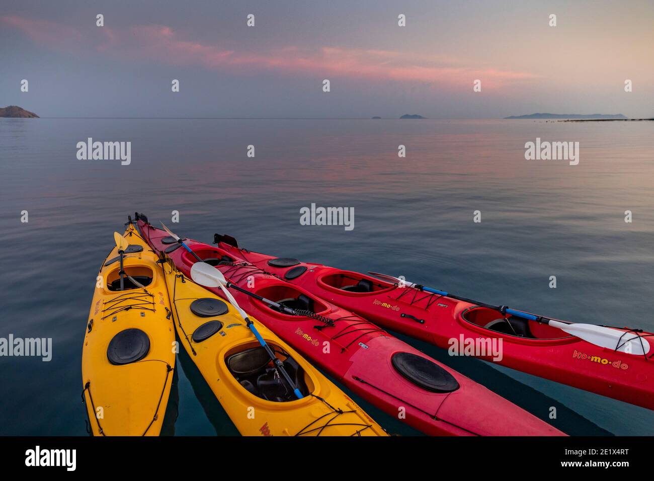 Komodo, Indonesia: Novembre 12,2019: Kayak colorati legati insieme sull'oceano al tramonto Foto Stock