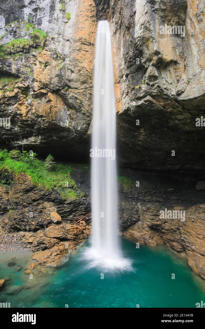 Cascata sul Passo di Klausen, Glarona, Svizzera Foto Stock