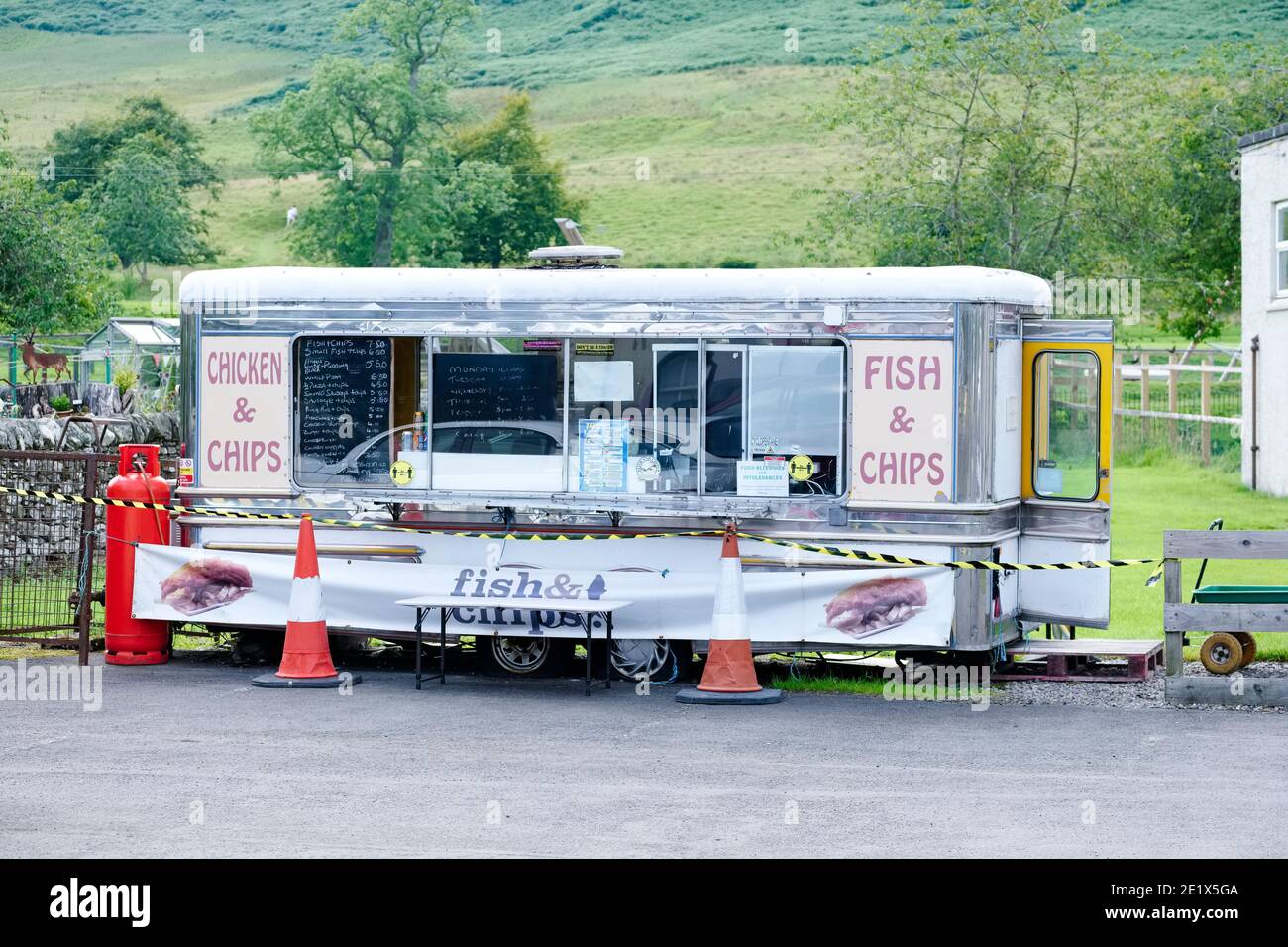 Fort William, Scozia, Regno Unito, 11 ottobre 2020, Hot take away mobile caravan cafe' aperto in campagna durante la pandemia del covid-19 Foto Stock